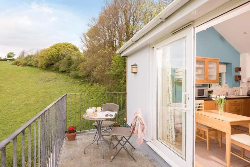 Cosy Beachfront Retreat With Stunning Sea Views & Free Access To A Local Indoor Pool Talland 외부 사진