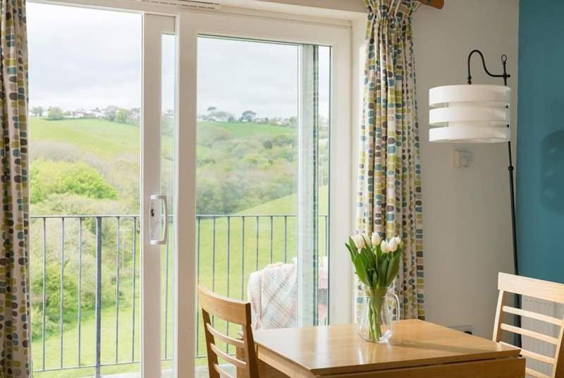 Cosy Beachfront Retreat With Stunning Sea Views & Free Access To A Local Indoor Pool Talland 외부 사진
