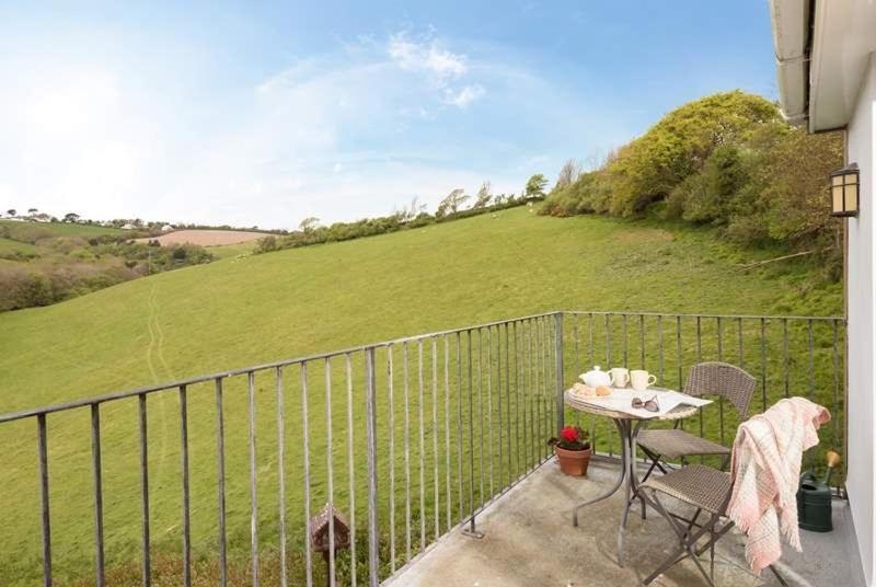 Cosy Beachfront Retreat With Stunning Sea Views & Free Access To A Local Indoor Pool Talland 외부 사진