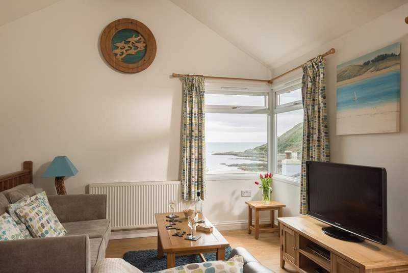 Cosy Beachfront Retreat With Stunning Sea Views & Free Access To A Local Indoor Pool Talland 외부 사진